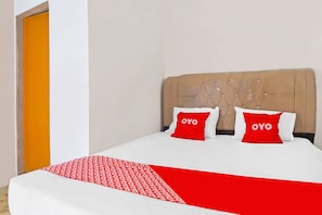 Standard Double Room | Desk, laptop workspace, free WiFi, bed sheets - Hotel O Sri Ulina Homestay (Medan)