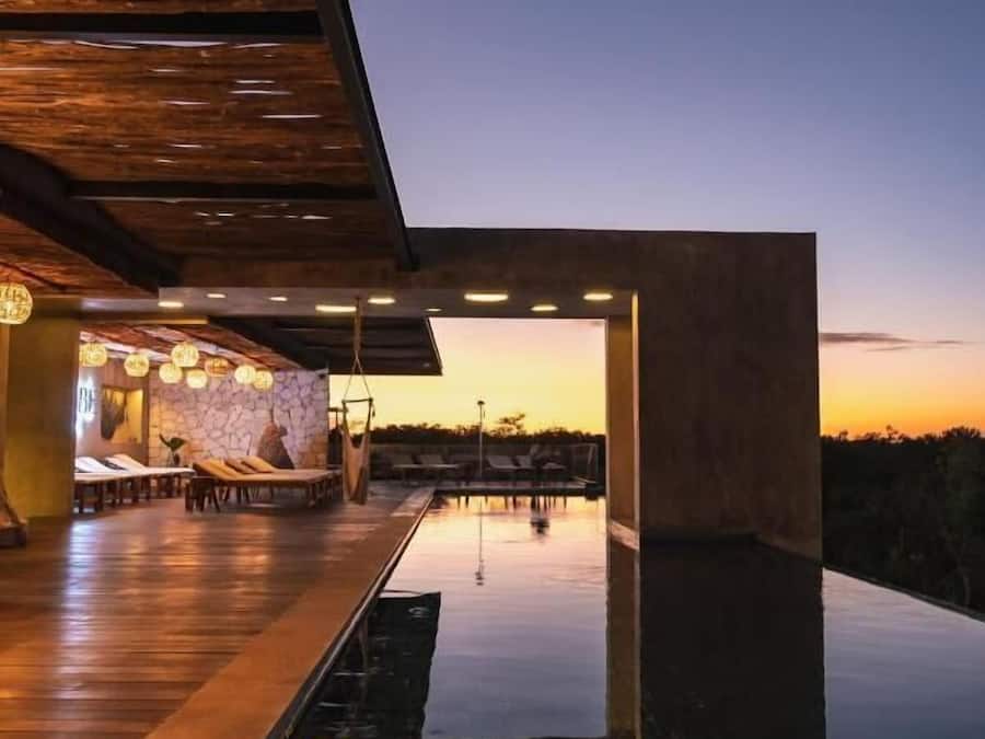 Una piscina al aire libre