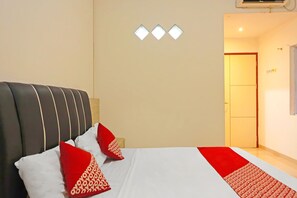 Standard Double Room | Meja, ruang kerja komputer riba, Wi-fi percuma, cadar katil