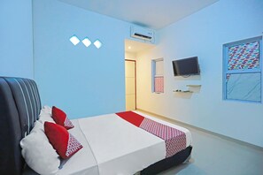 Desk, laptop workspace, free WiFi, bed sheets - OYO 92585 Smiley 999 (Batam)