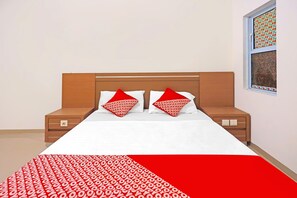 Desk, laptop workspace, free WiFi, bed sheets - OYO 92585 Smiley 999 (Batam)