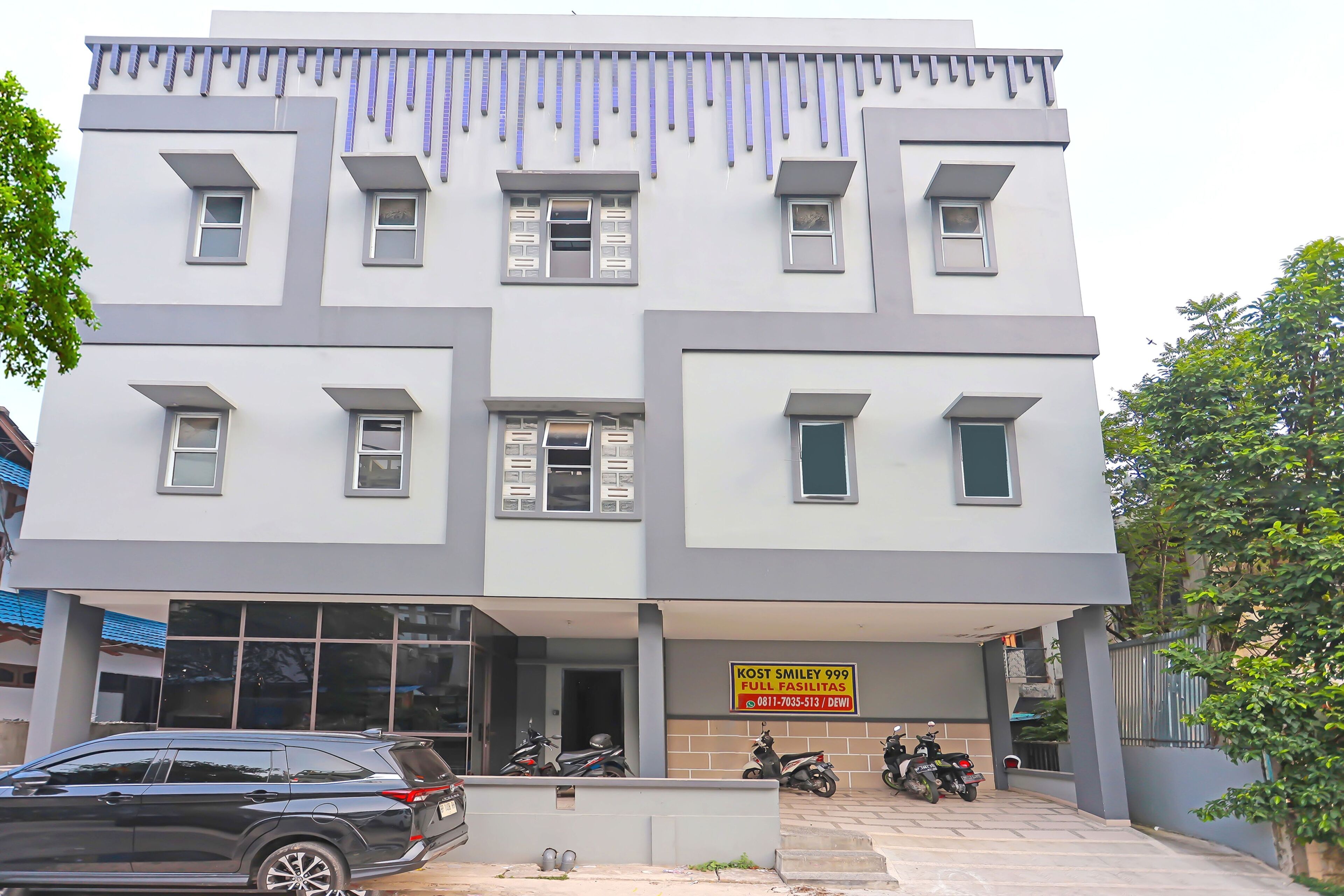 OYO 92585 Smiley 999