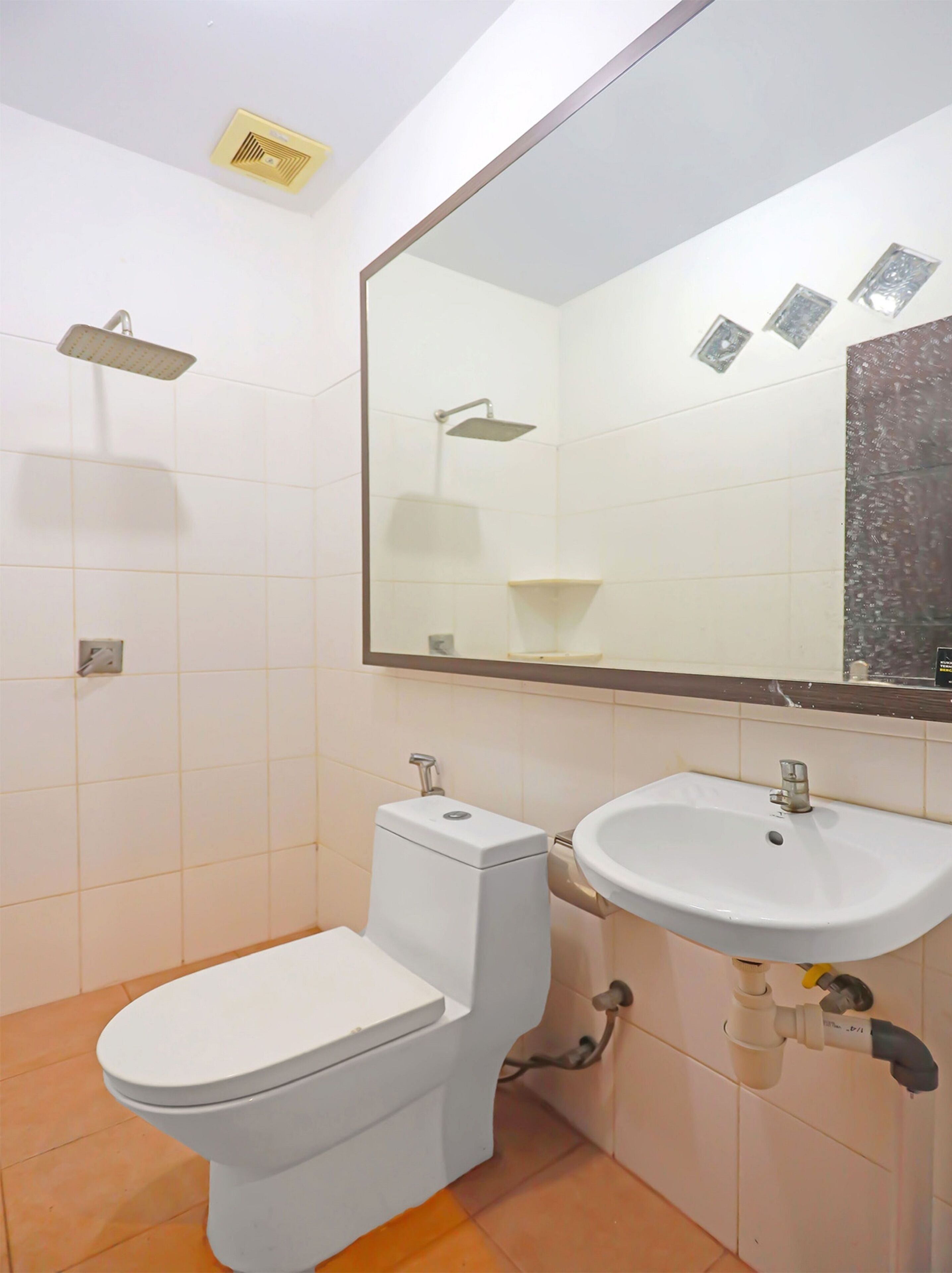 OYO 92585 Smiley 999