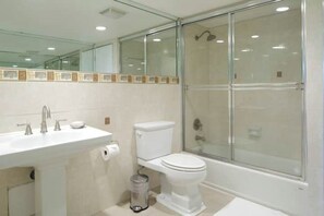 ヘアドライヤー、タオル、トイレットペーパー