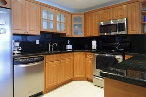 Kühlschrank, Mikrowelle, Ofen, Geschirrspüler