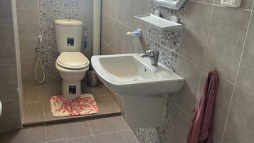 Douche, sèche-cheveux, peignoirs, serviettes fournies