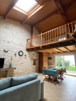 TV - Maison sur Propriété Viticole, Avec Piscine Chauffée (PONS)