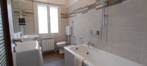 Secadora de cabello, bidet, papel de baño 