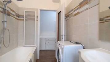 Een haardroger, een bidet, toiletpapier