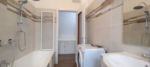 Secadora de cabello, bidet, papel de baño 