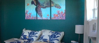 2 Bedroom - Steps away from Kailua Beach Park!
