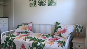 Interior - 2 Bedroom - Steps away from Kailua Beach Park! (Kailua)