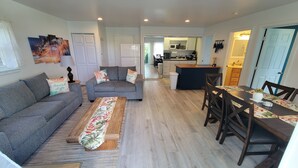 Living area - 2 Bedroom - Steps away from Kailua Beach Park! (Kailua)