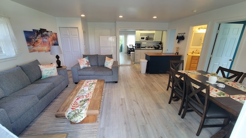 2 Bedroom - Steps away from Kailua Beach Park!
