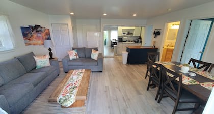 2 Bedroom - Steps away from Kailua Beach Park!