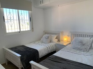 3 soverom, strykejern/-brett, reiseseng for barn og wi-fi (inkludert)