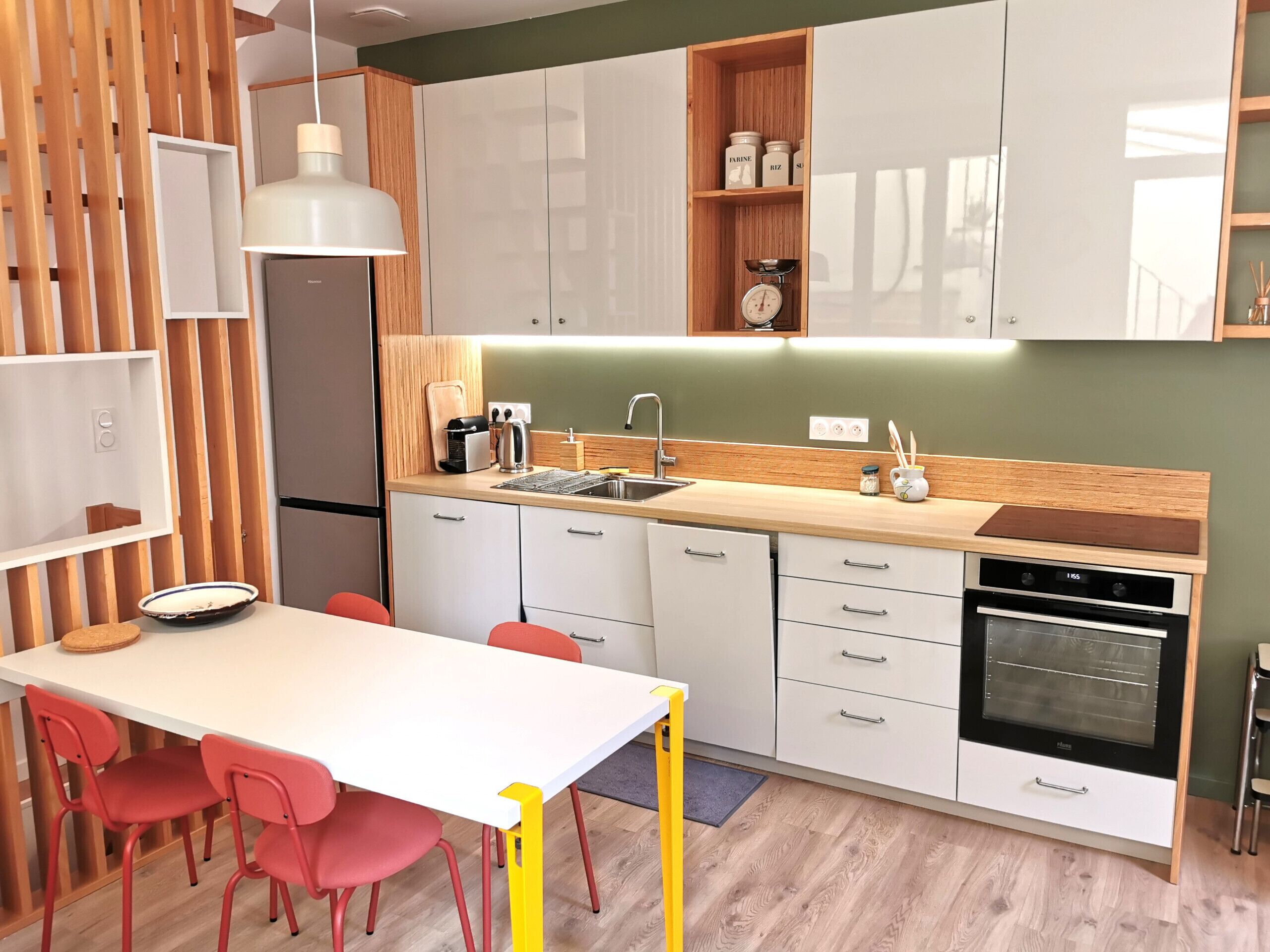 Fridge, oven, dishwasher, coffee/tea maker