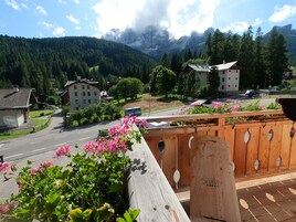 Cubrecamas, minibar y caja de seguridad en la habitación 