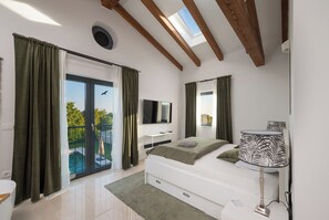 4 bedrooms, iron/ironing board, travel crib, free WiFi