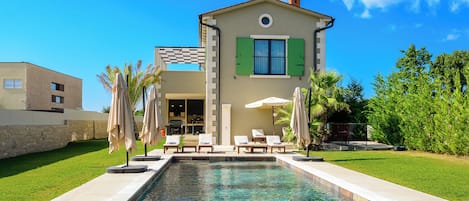 Utomhuspool och uppvärmd pool