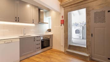 Frigorífico, microondas, horno y placa de cocina