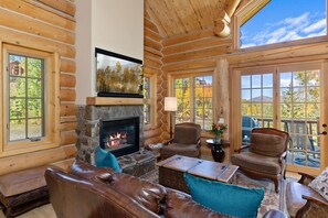 Smart TV, chimenea, oficina y monitor de computadora 