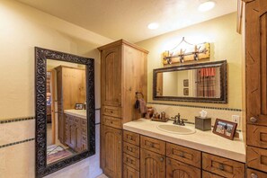 Combined shower/tub, hair dryer, towels