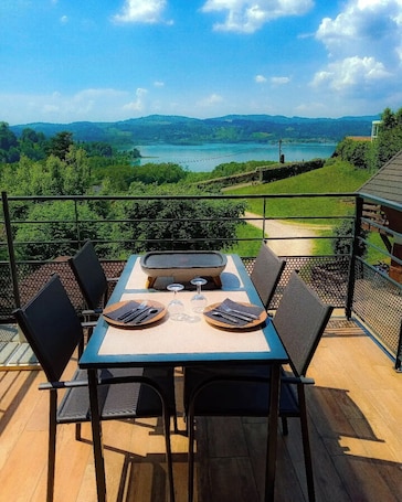 Outdoor dining. Loft Insolite Avec Jacuzzi Privatif et vue lac