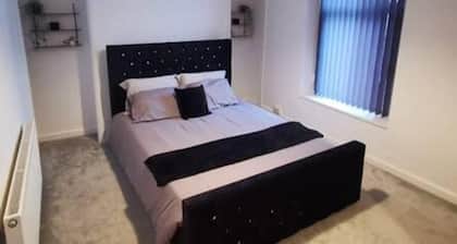 Charming 2-bed House in Swansea