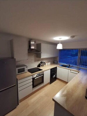 Maison | Cuisine privée | Réfrigérateur, four à micro-ondes, un four, surface de cuisson