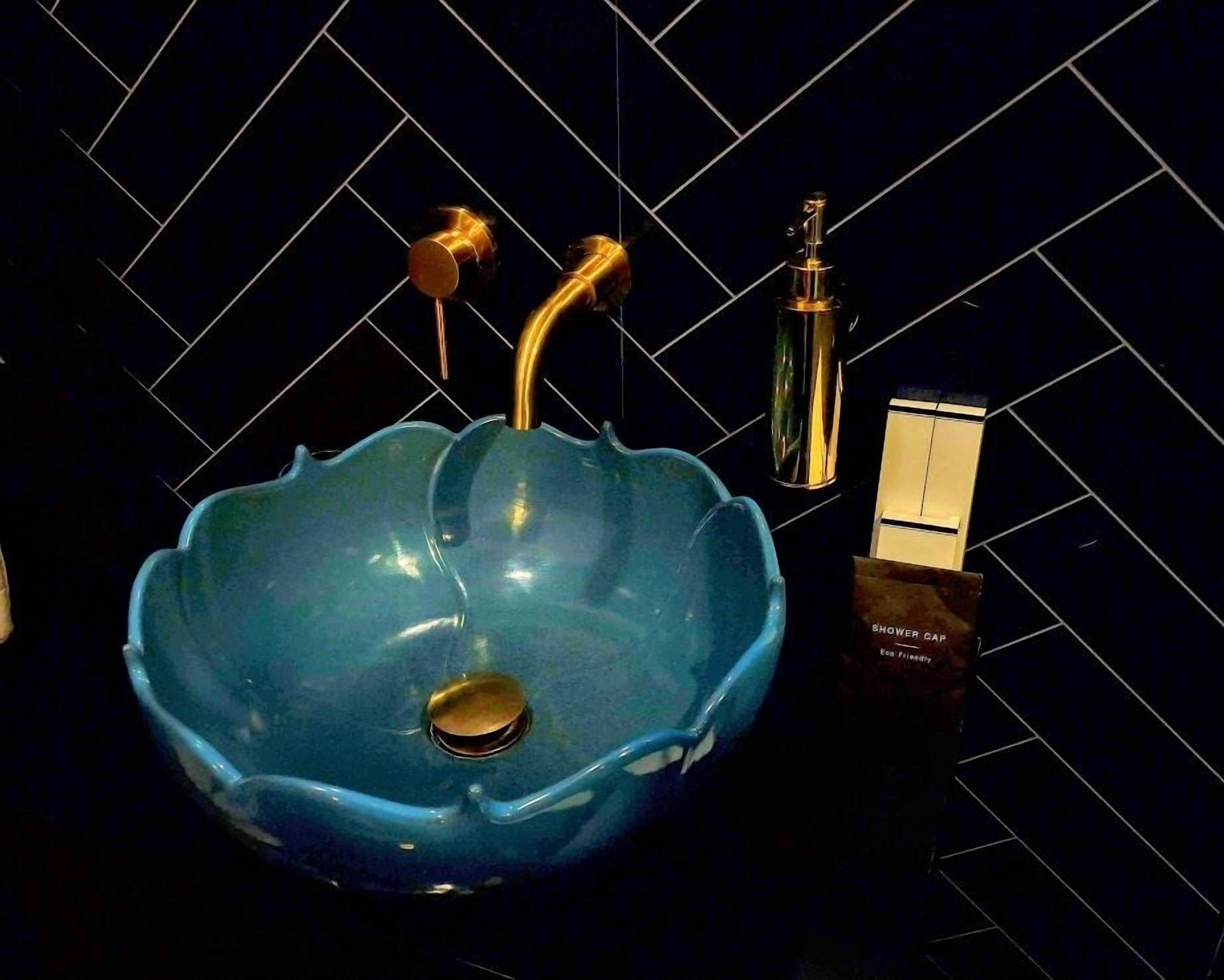 Comfort tweepersoonskamer | Badkamer | Een douche, een regendouche, gratis toiletartikelen, een haardroger