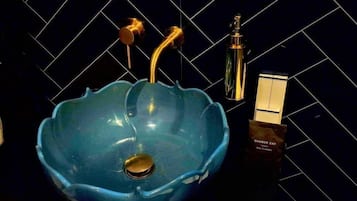 Comfort tweepersoonskamer | Badkamer | Een douche, een regendouche, gratis toiletartikelen, een haardroger