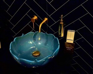 コンフォート ダブルルーム | バスルーム | シャワー、レインフォールシャワー、バスアメニティ (無料)、ヘアドライヤー