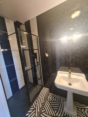 Deluxe-Zimmer | Badezimmer | Dusche, Regendusche, kostenlose Toilettenartikel, Haartrockner
