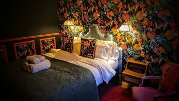 Quarto casal conforto | Roupas de cama premium, camas Select Comfort, frigobar