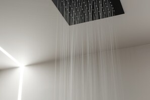 مجففات شعر، مناشف، صابون، ورق حمّام