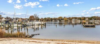 London Towne Bungalow w/Loft - Walk to the Beach!