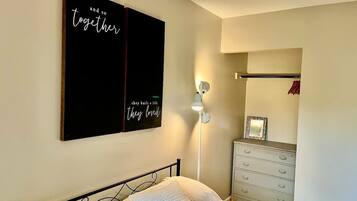2 bedrooms, iron/ironing board, WiFi, bed sheets