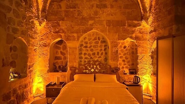 Chambre Classique, 1 très grand lit, salle de bains privée, côté cour intérieure