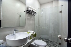 Haartrockner, Handtücher, Seife, Toilettenpapier
