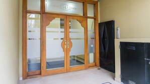 A wooden double door with frosted glass panels and a number "143" sign. - Gente del Sur - Odino (Ushuaia)