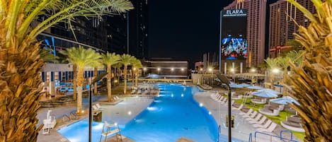 حمّام سباحة خارجي موسمي، كبائن (بتكلفة إضافية)، مظلات على حمّام السباحة