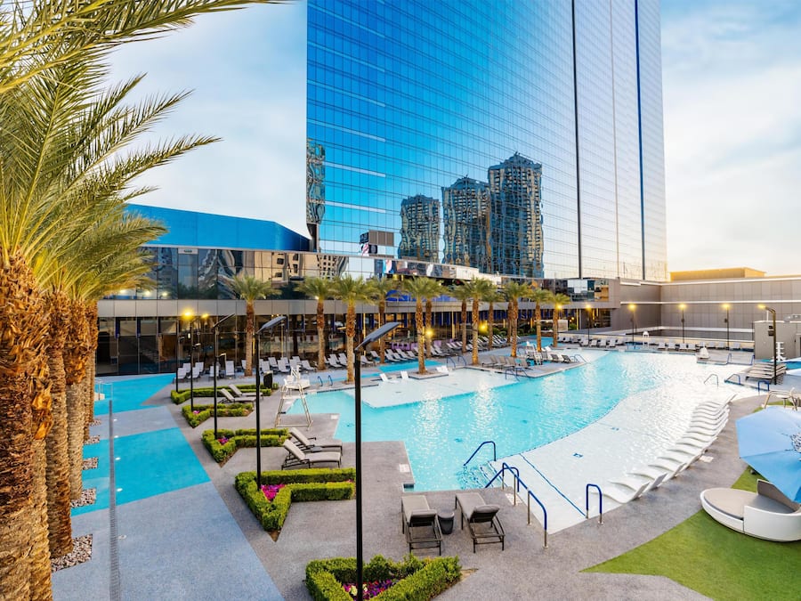 Piscine extérieure en saison, cabanas (supplément), parasols