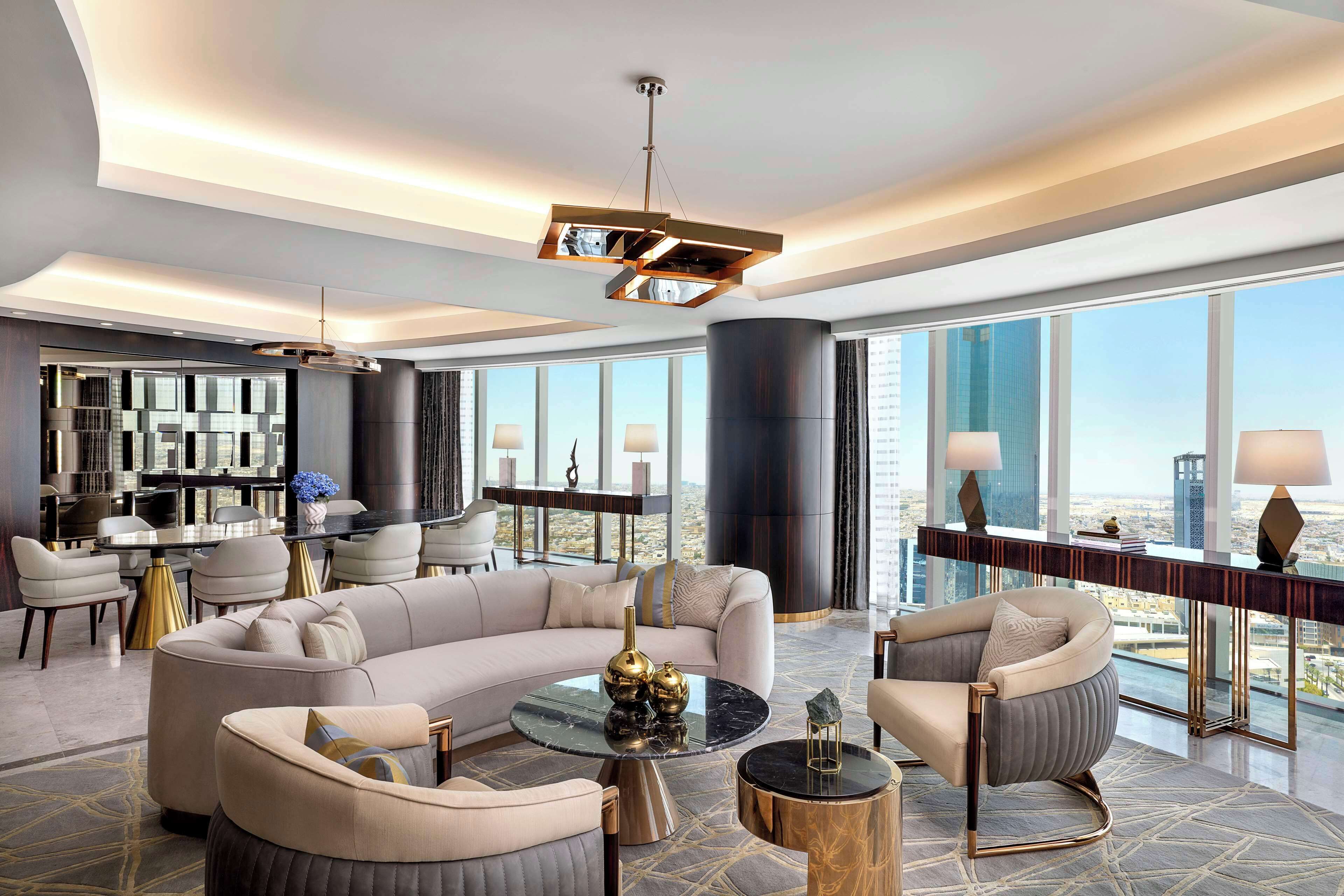 Phòng Suite Royal, 1 giường cỡ king | Khu phòng khách | TV màn hình phẳng 65-inch có truyền hình cáp, TV, văn phòng 