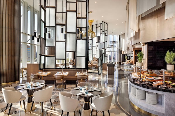 Dagelijks ontbijtbuffet (SAR 180 per persoon)