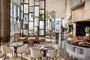 Desayuno buffet diario (SAR 180 por persona)