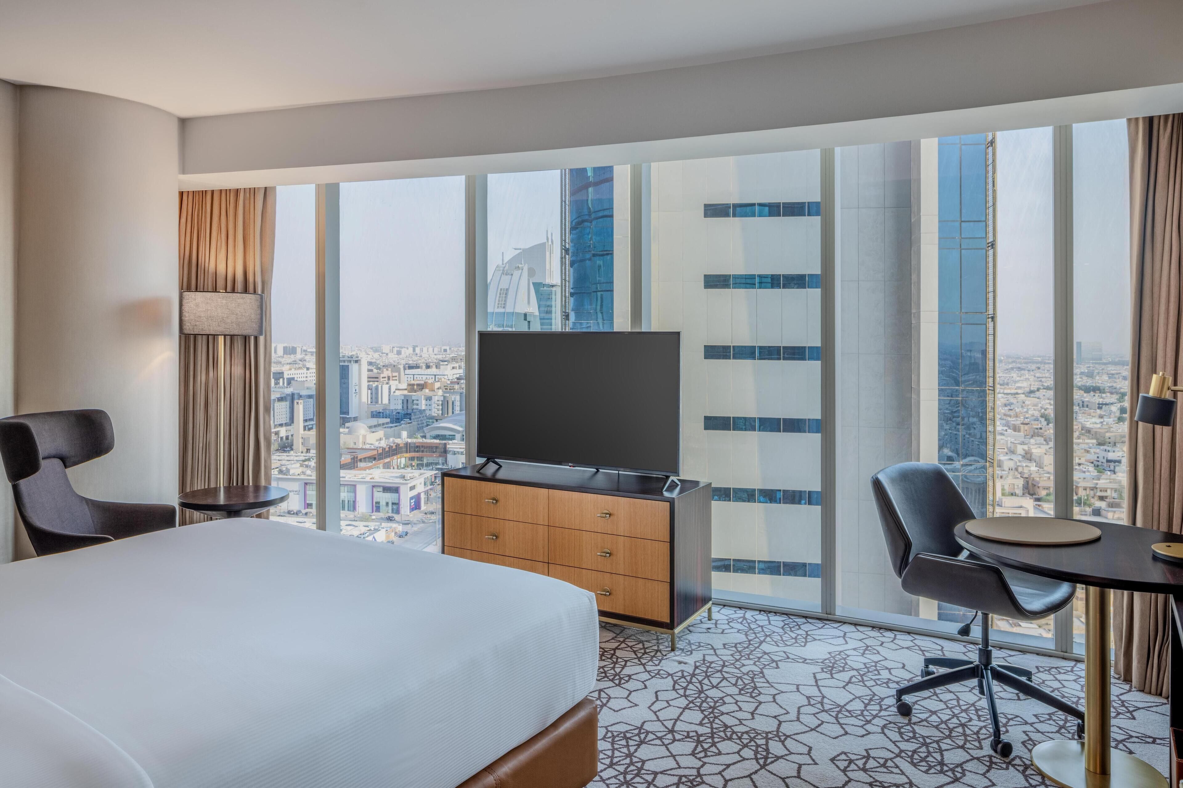 Basic-rum - 1 kingsize-säng | Minibar, värdeförvaringsskåp på rummet och skrivbord