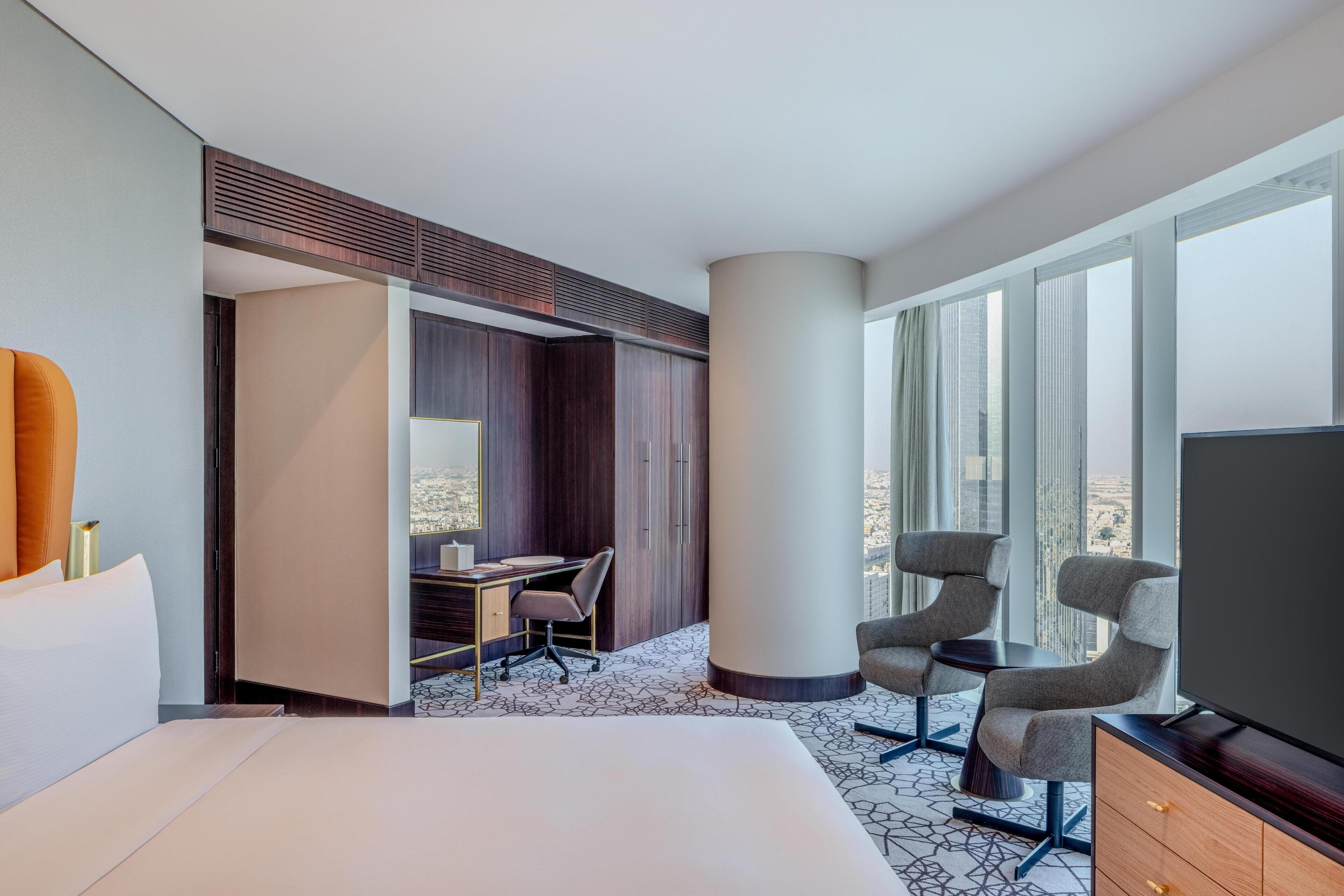 Minibar, caja de seguridad en la habitación y escritorio 