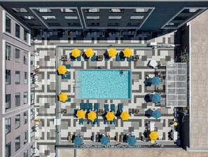 Outdoor pool - Hilton Buena Park Anaheim (Buena Park)