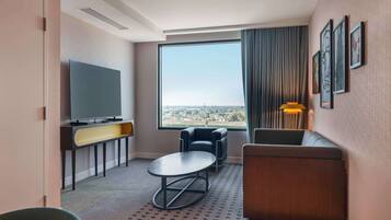 Zimmer, 1 Schlafzimmer, barrierefrei (Hearing, Roll-In Shower) | Wohnbereich | 55-Zoll-Flachbildfernseher mit Kabelempfang, Pay-TV